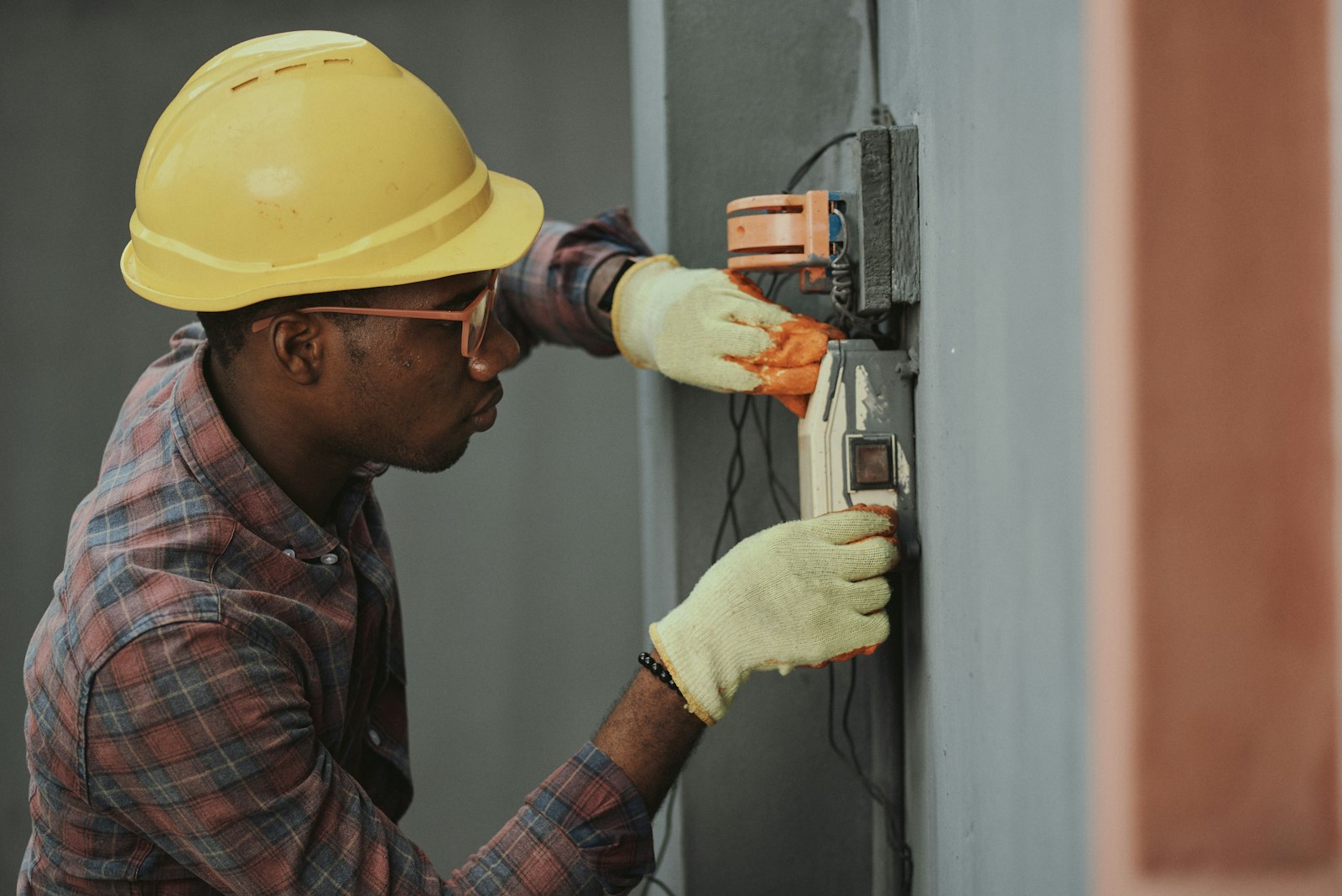 Artisan au travail avec une visseuse sur un chantier